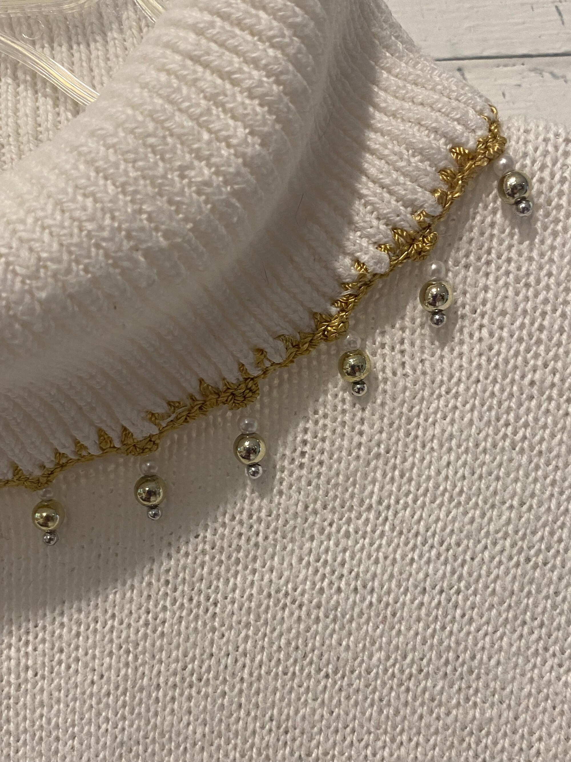 il_2000xN.6154362870_pzm6.jpg vintage white and gold Christmas sweater