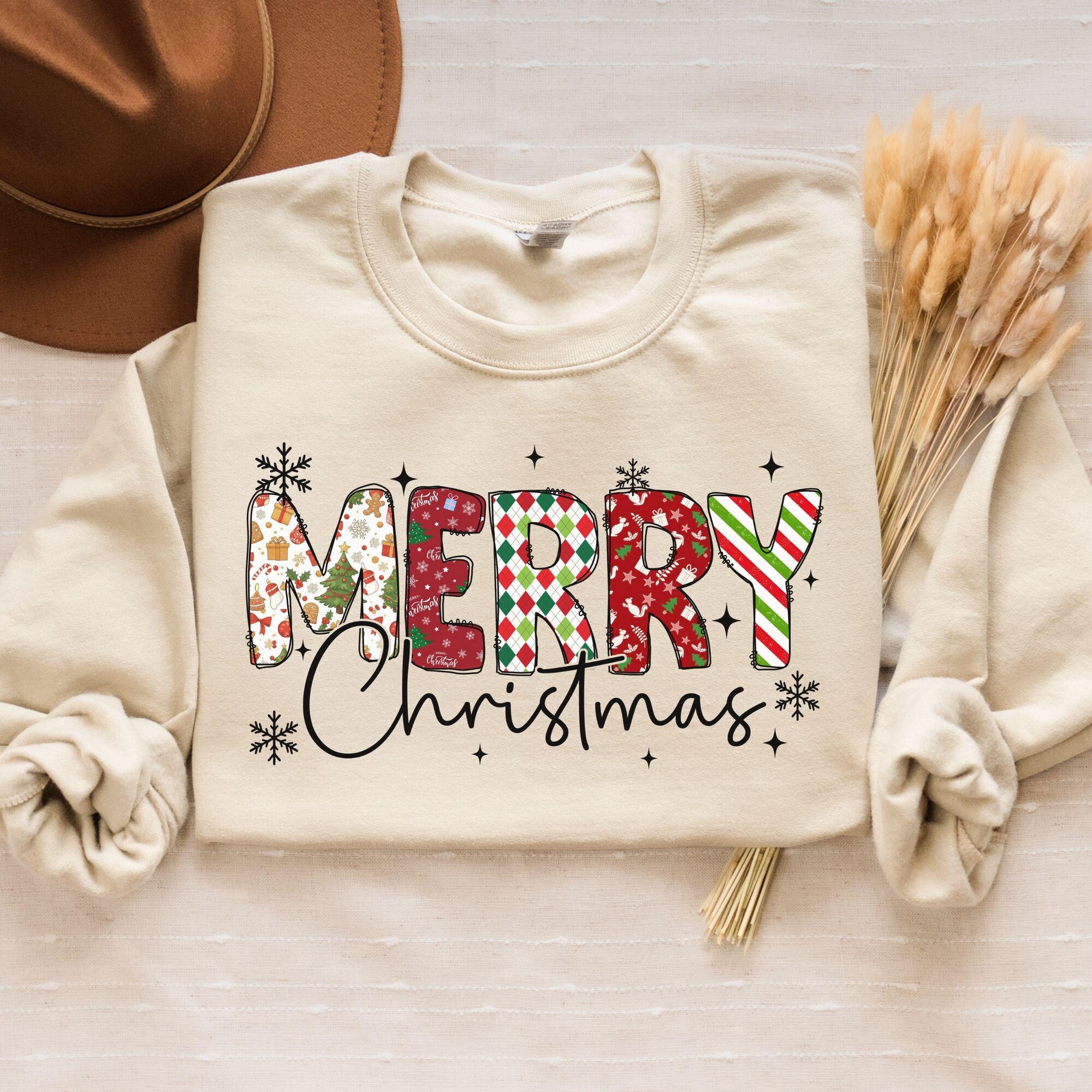 Merry Christmas Sweatshirt, Retro Women’s Holiday Tee, Trendy Christmas sweatshirt, Oversized Winter Sweatshirt for Her, Xmas Eve Shirt