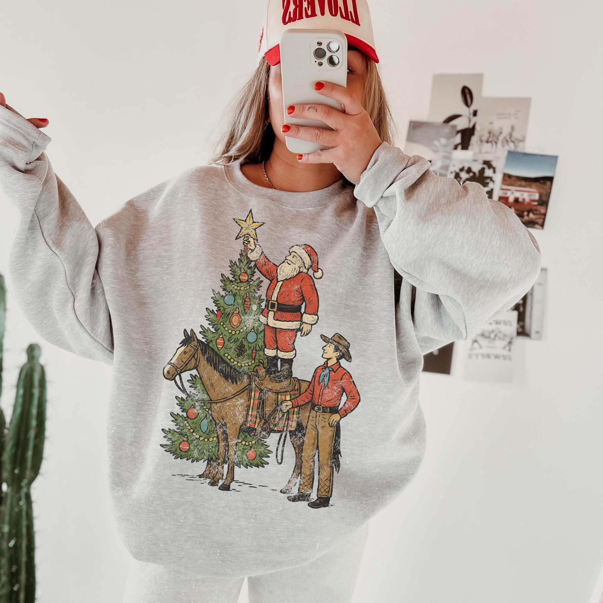 Retro Cowboy Christmas Sweatshirt Trendy Western Santa Christmas Crewneck Cute Western Holiday Sweatshirt Country Christmas Cowgirl Xmas